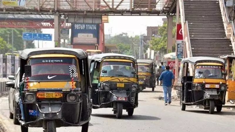 Jalandhar: ऑटो चालकों को ड्राइविंग लाइसेंस जारी, अभियान