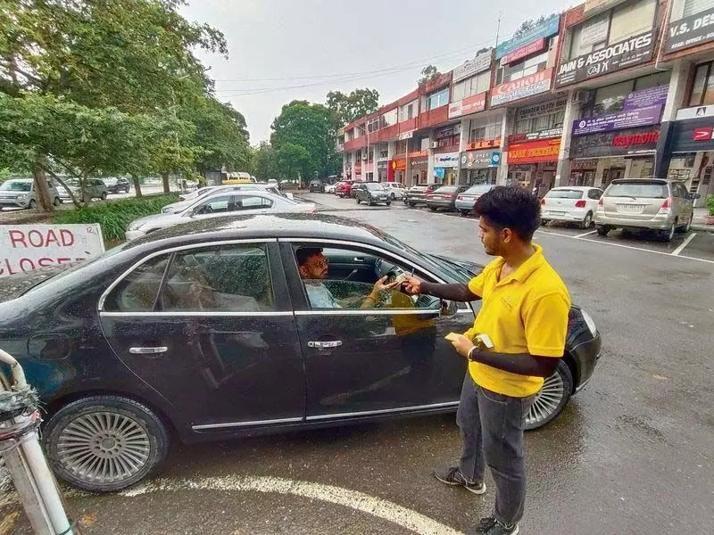 Chandigarh: जल्द ही पार्किंग शुल्क नकद देने पर,5 रुपये अधिक देने होंगे