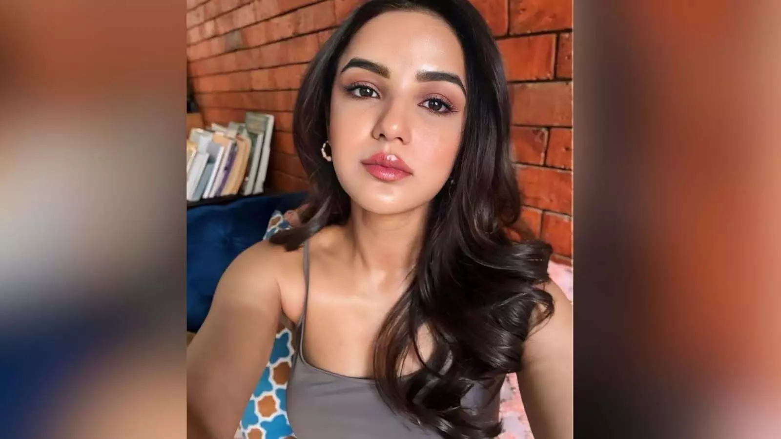 Jasmin Bhasin ने अपनी आंख के खतरे से बाहर होने पर कहा