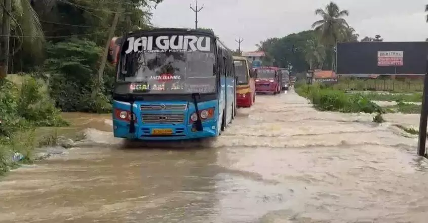 KERALA :  त्रिशूर-कुट्टीपुरम राज्य राजमार्ग पर जलभराव से यातायात बाधित