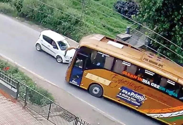 Volvo bus और कार में जोरदार टक्कर