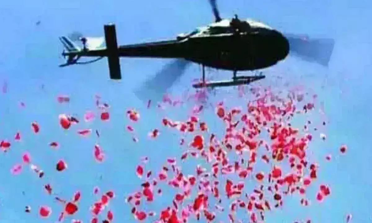 Meerut में हेलीकॉप्टर से कांवड़ियों पर फूलों की बरसात