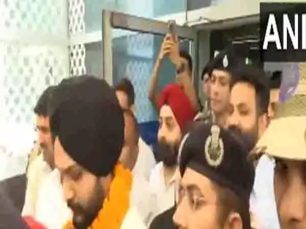 ओलंपिक पदक विजेता Sarabjot Singh का दिल्ली एयरपोर्ट पर गर्मजोशी से स्वागत