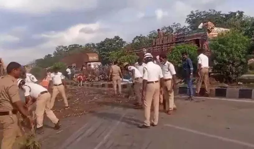 Hyderabad: ट्रक की टक्कर के बाद पुलिस ने विजयवाड़ा राजमार्ग को तुरंत साफ कराया