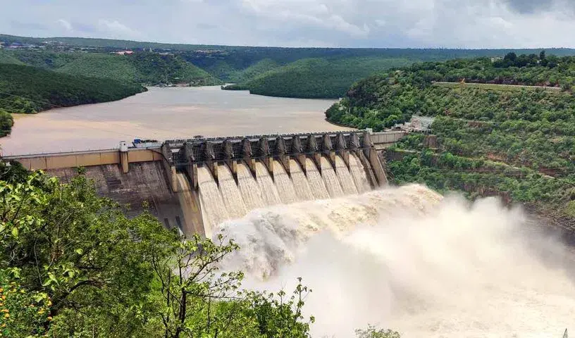 Srisailam बांध ने पूर्ण जलाशय स्तर को छुआ