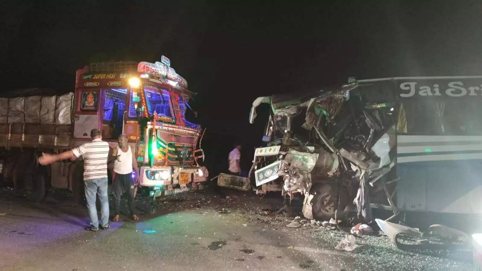 Suryapet सड़क दुर्घटना में 15 यात्री घायल
