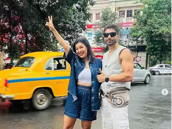 कोलकाता में अपनी छुट्टियों का आनंद ले रहे Gurmeet-Debina