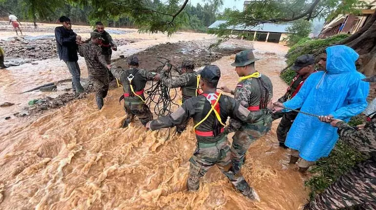 भूस्खलन: मृतकों की संख्या 200 पार, मलबे में जिंदगी तलाश रहे बचावकर्मी, जानें क्यों कांपे डॉक्टर