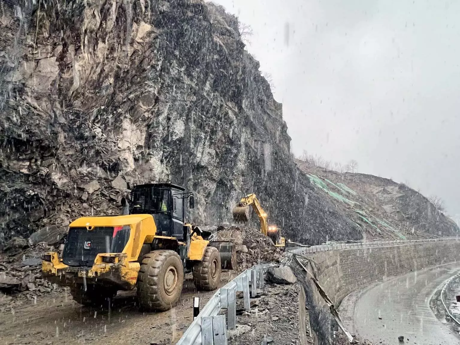 Srinagar:पत्थरबाजी के कारण श्रीनगर-जम्मू राष्ट्रीय राजमार्ग बंद