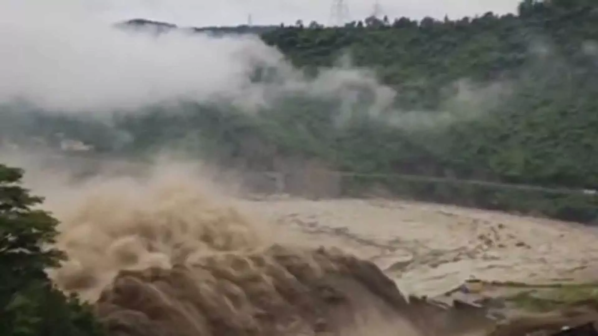 Himachal Pradesh: पार्वती नदी पर मलाणा बांध के टूटने का वीडियो हुआ वायरल
