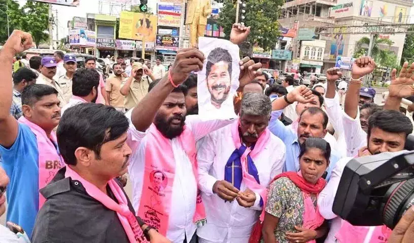 CM रेवंत की टिप्पणी के खिलाफ BRS कार्यकर्ताओं ने खम्मम में विरोध प्रदर्शन किया