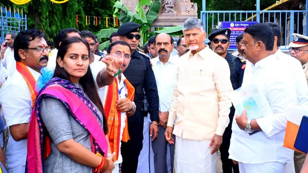 Chandrababu Naidu ने श्रीशैलम में भ्रामराम्बा मल्लिकार्जुन स्वामी मंदिर में प्रार्थना की