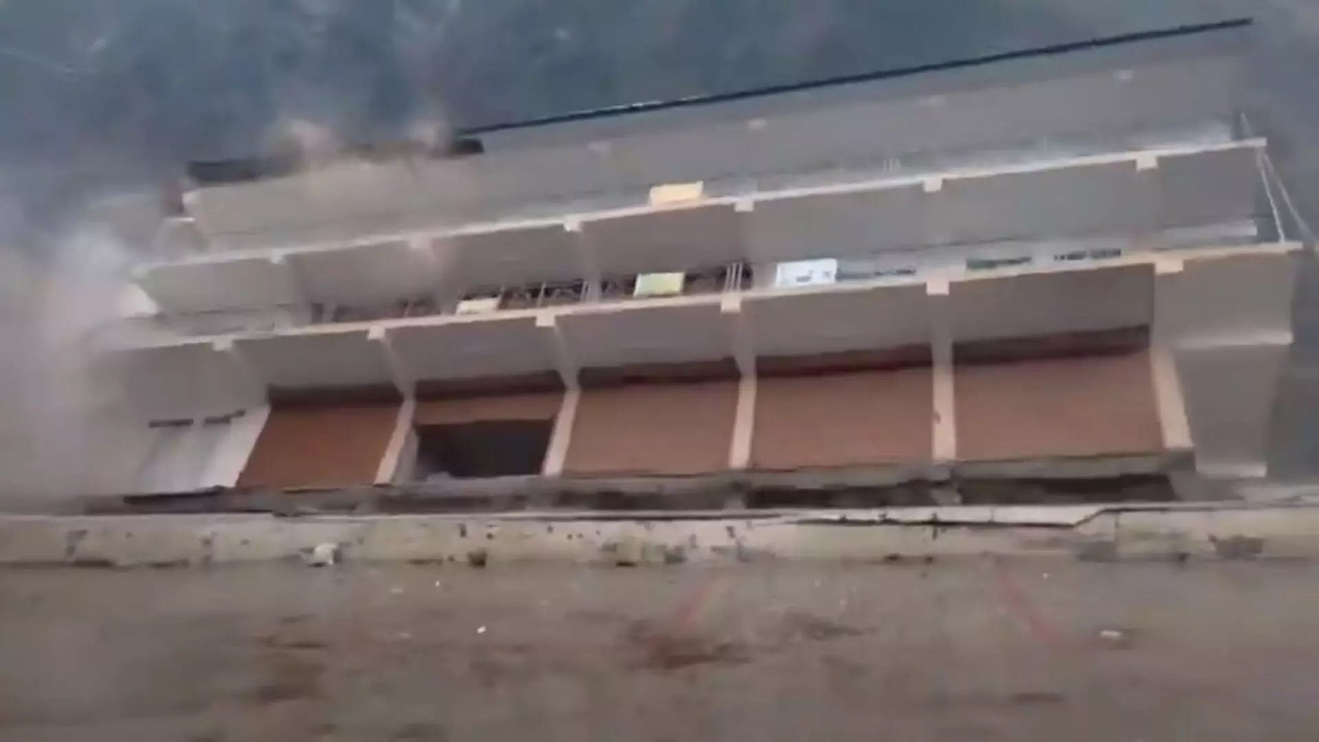 Himachal: बादल फटने से आई बाढ़, नदी में गिरी इमारत, देखें VIDEO...