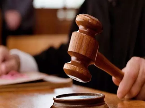 HC ने माता-पिता के खिलाफ बच्चों द्वारा दायर मामले की सुनवाई पर लगाई रोक