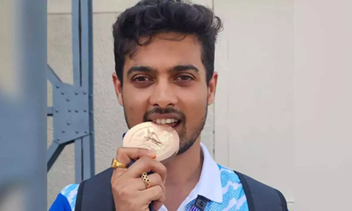 Maharashtra ने ओलंपिक पदक विजेता स्वप्निल कुसले को सम्मानित किया, 1 करोड़ रुपये का इनाम देने की घोषणा की