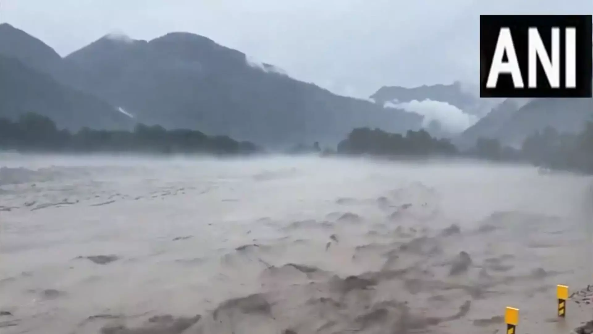 Himachal Pradesh: बादल फटने के बाद पार्वती नदी का जलस्तर बढ़ा, वीडियो...