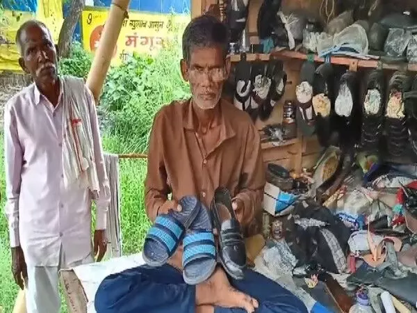 Rahul Gandhi द्वारा सिले गए जूतों के लिए लोग 10 लाख रुपये की पेशकश कर रहे: UP के सुल्तानपुर के मोची