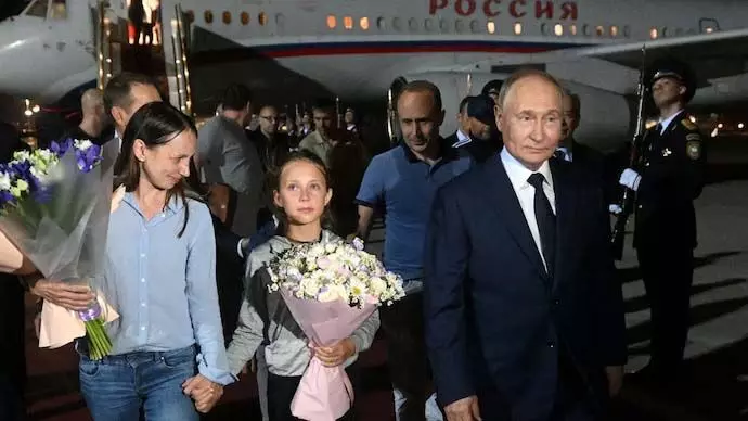 Putin ने मॉस्को हवाई अड्डे पर रिहा रूसी कैदियों से मुलाकात की