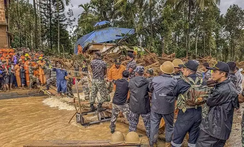 Kerala landslides: बचावकर्मियों की 40 टीमों ने तलाशी अभियान शुरू किया