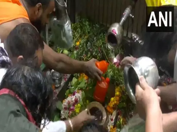 Sawan Shivratri पर पूजा-अर्चना करने के लिए मंदिरों में उमड़े श्रद्धालु