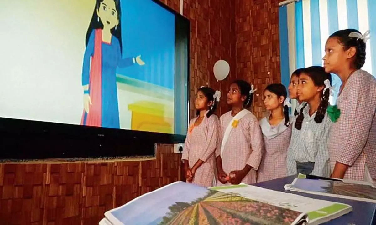 J&K: प्रधानमंत्री आदर्श ग्राम योजना उधमपुर गांव में डिजिटल शिक्षा लेकर आई