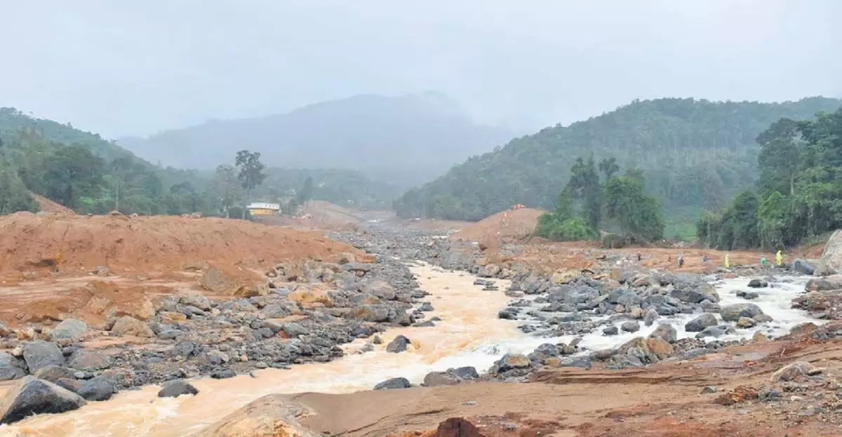 Kerala  : वायनाड में भूस्खलन के कारण पर बहस जारी है, जबकि शहर में शोक की लहर