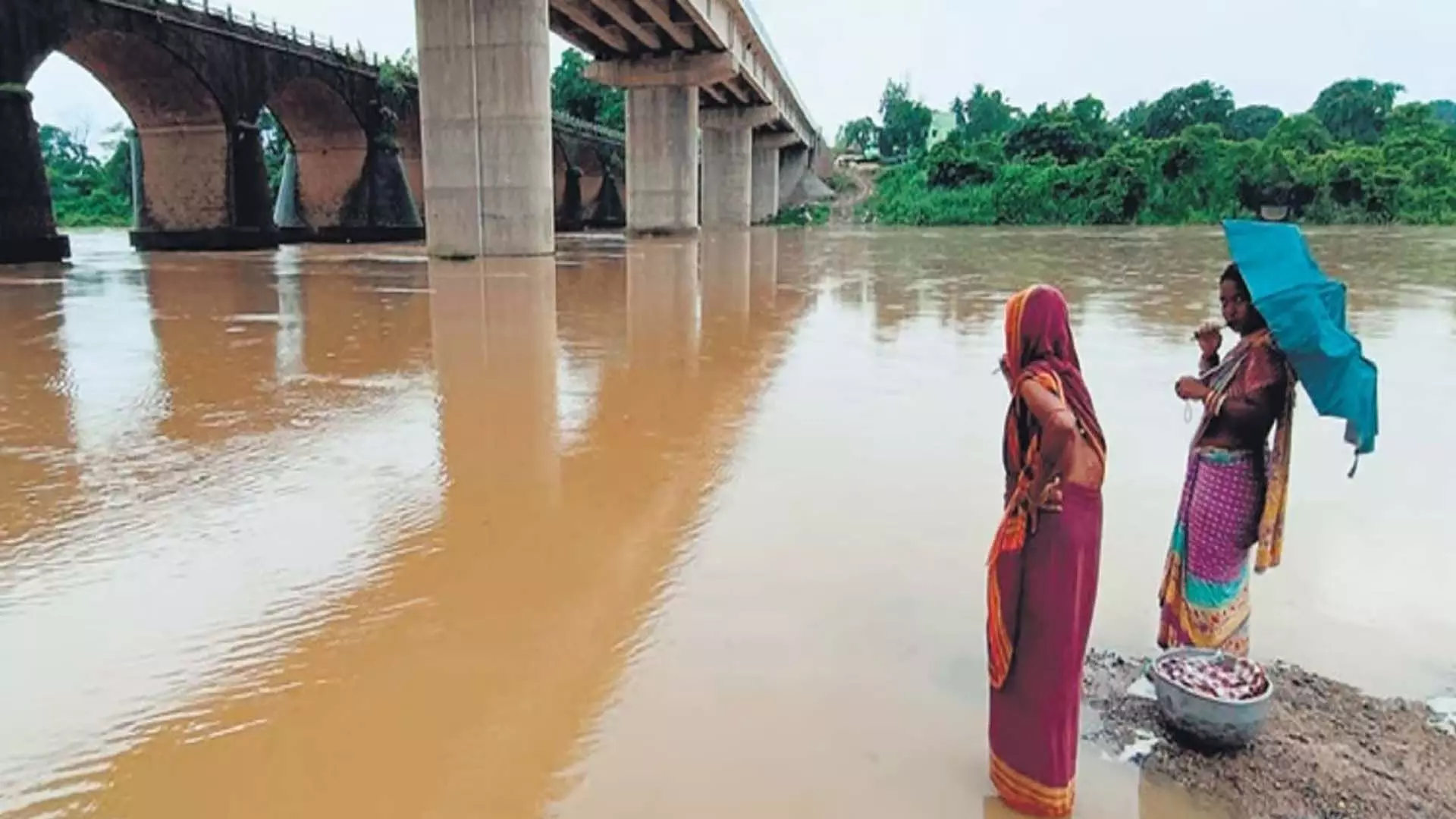 Odisha: बारिश से नदियों का जलस्तर बढ़ने से निवासियों को बाढ़ का खतरा