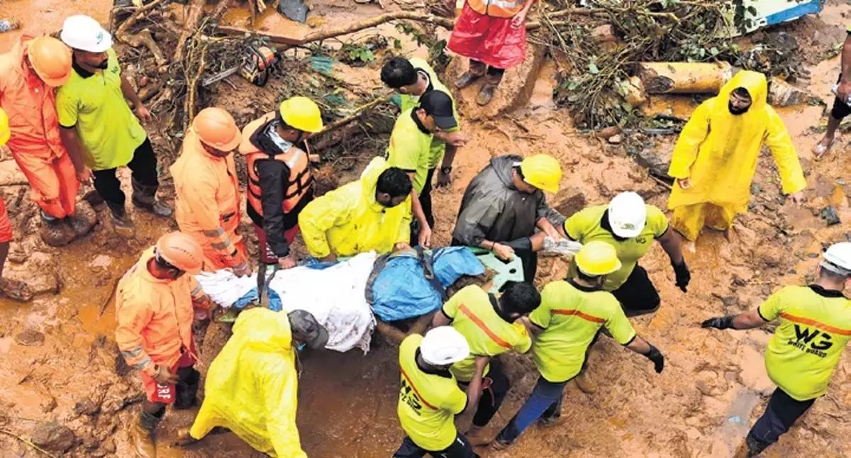 Wayanad landslide : क्षत-विक्षत शवों ने टूटे परिवारों की मुश्किलें बढ़ा दी