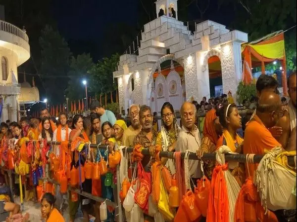 UP: सावन शिवरात्रि पर भगवान शिव के मंदिरों में भक्तों की भीड़ उमड़ी