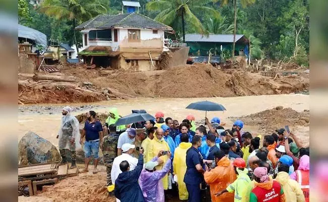 Kerala Landslides: 295 लोगों की मौत, 40 बचाव दल ने खोज अभियान फिर शुरू किया