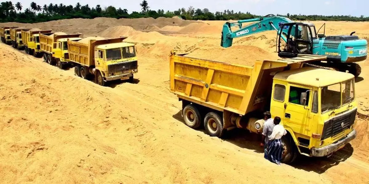 Tamil Nadu : थूथुकुडी में अधिसूचित तालाबों से अवैध रेत परिवहन के खिलाफ कार्रवाई की मांग करते कार्यकर्ता