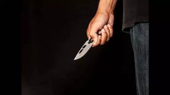 Chandigarh: घर में घुसकर तीन लोगों ने 55 वर्षीय व्यक्ति पर चाकू से हमला किया
