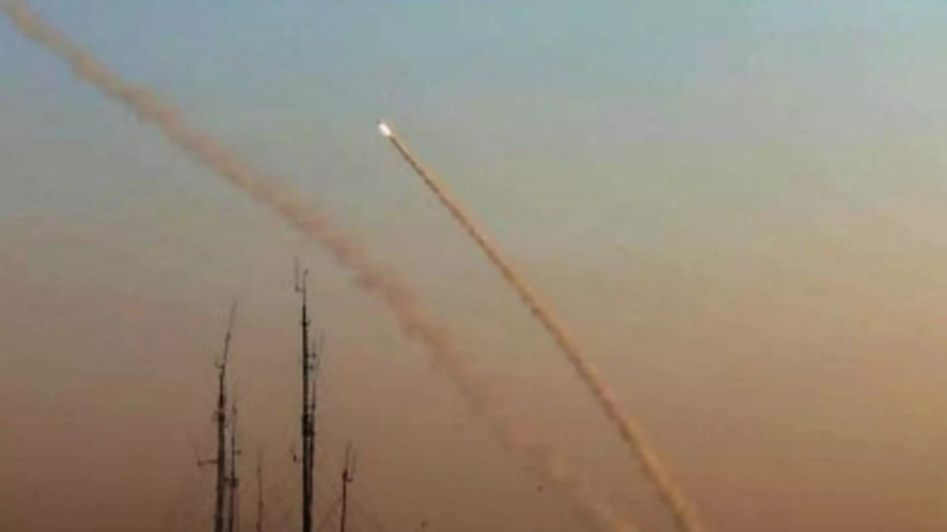 Hezbollah ने इज़रायल पर रॉकेट दागे