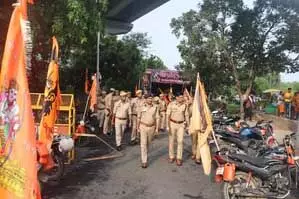 शिवरात्रि पर कांवड़िये मंदिर पहुंचकर भोलेनाथ का कर रहे जलाभिषेक, चप्पे-चप्पे पर पुलिस बल तैनात
