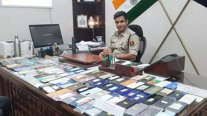 Churu: चूरू पुलिस ने 25 लाख के 110 मोबाइल मालिकों को लौटाए