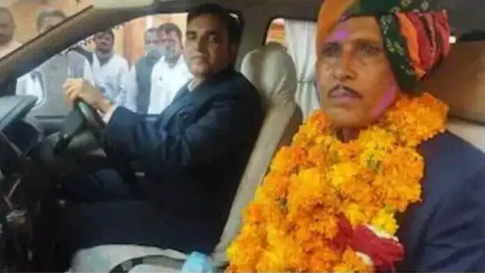 Police जय यादव ने ड्राइवर को सेवानिवृत्ति पर ऐसा तोहफा की वह रो पड़ा