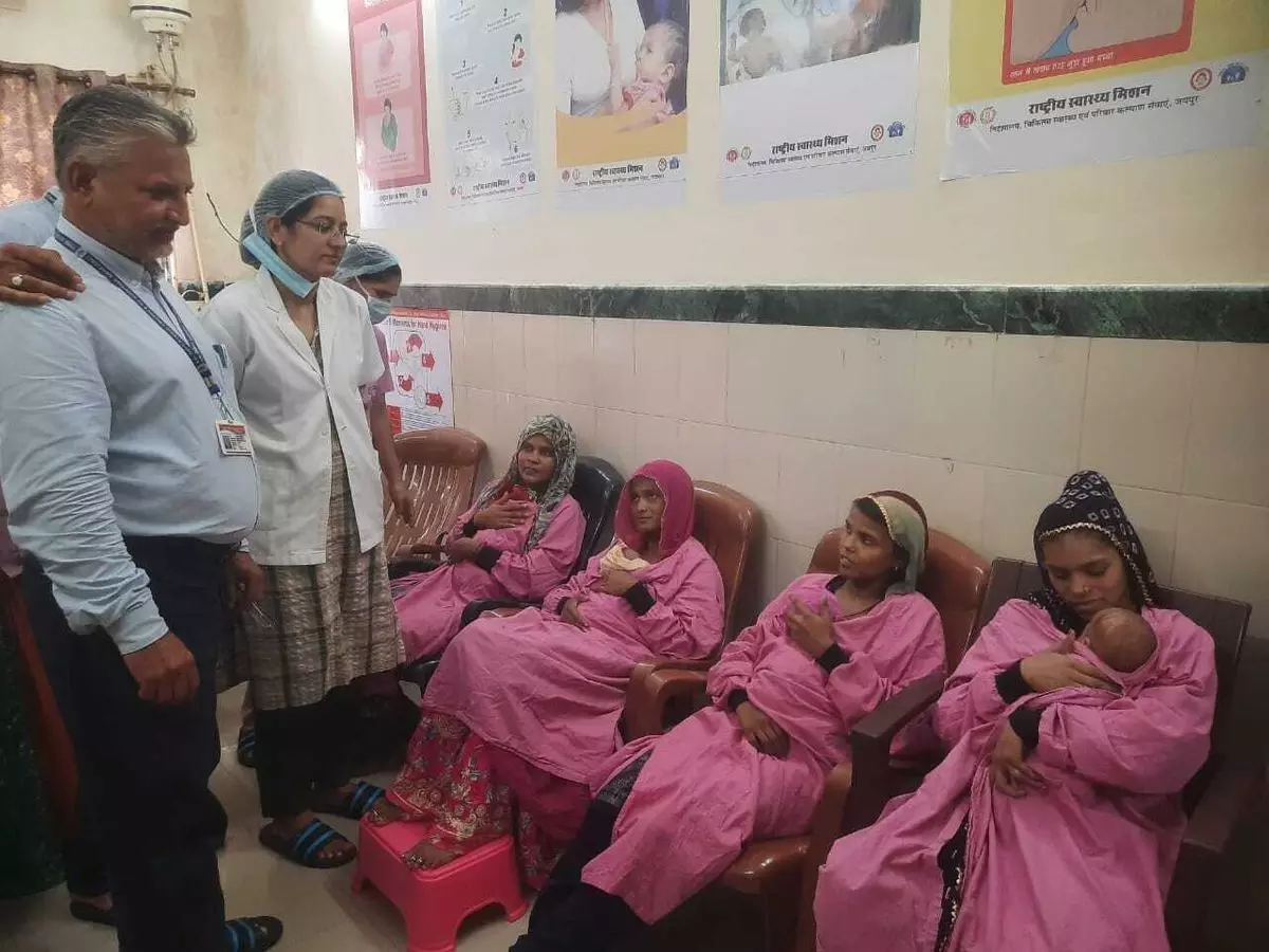 Sikar: स्वास्थ्य कर्मियों ने महिलाओं को बताए स्तनपान के फायदे