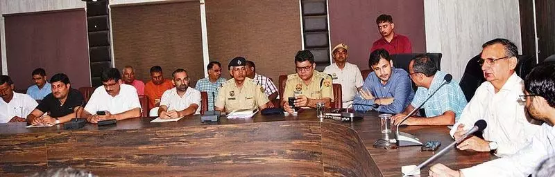 Haryana : डीसी ने अधिकारियों को नागरिक शिकायतों का त्वरित निवारण सुनिश्चित करने के निर्देश दिए
