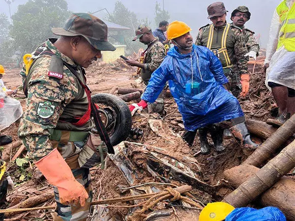 Wayanad landslide: सेना ने मलबे में फंसे चार लोगों को जीवित पाया