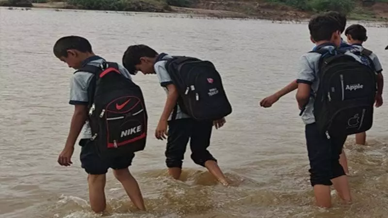 Gujarat : कच्छ का अब्दासानु नुंदहाट गांव विकास से वंचित, स्कूल जाने के लिए नदी पार करते हैं बच्चे
