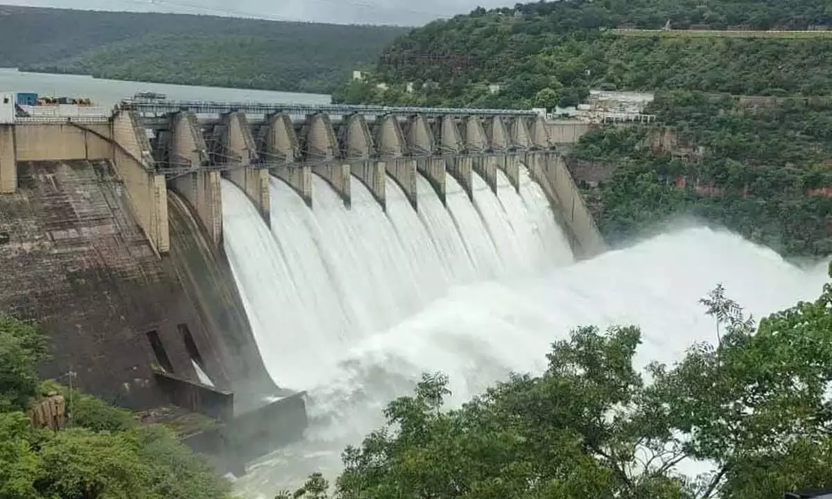 Srisailam बांध में भारी जलप्रवाह, 10 शिखर द्वार खोले गए