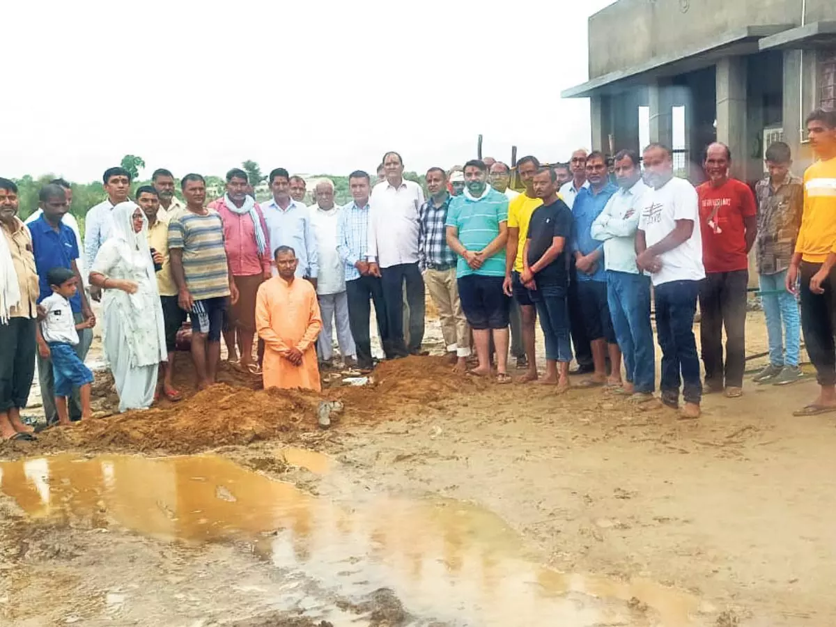 Jhunjhunu: गोपाल गोशाला में 21 लाख रुपए की लागत से रखी मंदिर की नींव