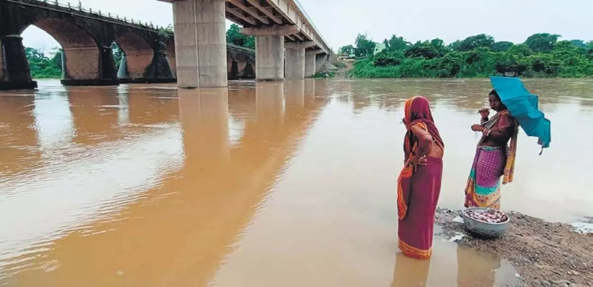 लगातार बारिश से नदियों का जलस्तर बढ़ने से Baripada के निवासियों को बाढ़ का खतरा