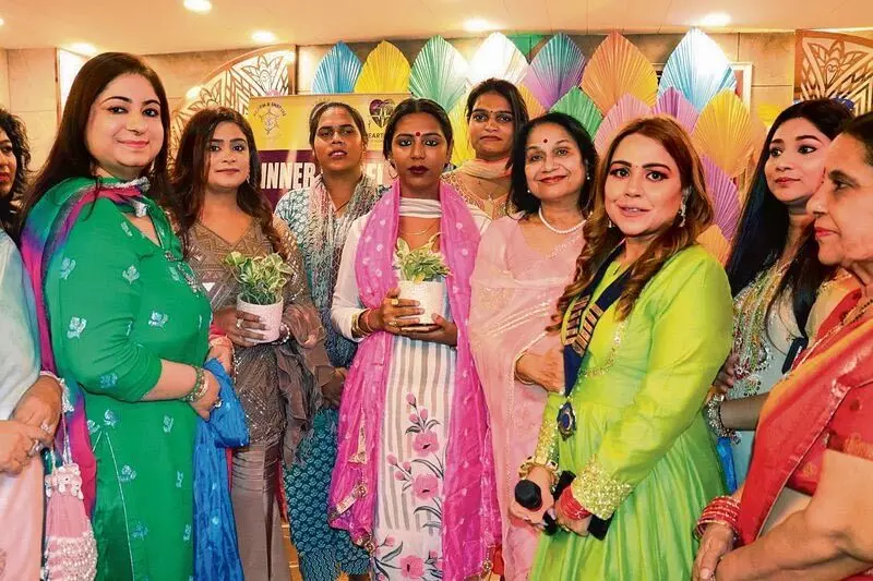 Haryana : सामाजिक संगठन ने ट्रांसजेंडर समुदाय के साथ मनाया तीज उत्सव