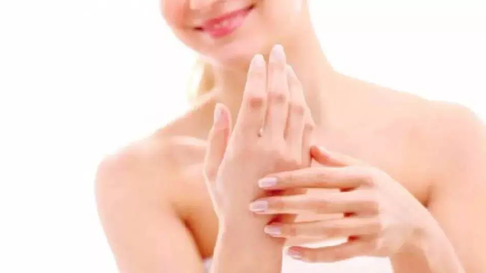 Skin Tips: हाथ गीले होने के बाद हो जाते हैं Dry तो करें अपनये ये काम