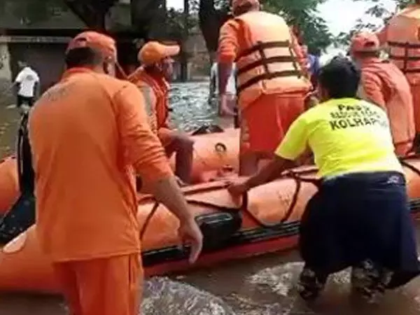Maharashtra: नदी पार करते समय ट्रैक्टर पलटने से पांच लोगों को निकाला गया, दो लापता