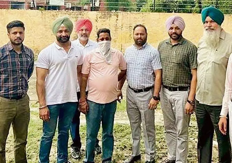 Amritsar: 20 हजार रुपये की रिश्वत लेते क्लर्क गिरफ्तार