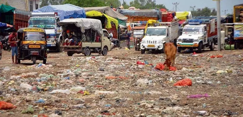 Amritsar: वल्लाह सब्जी मंडी में कूड़े के ढेर से आगंतुक और व्यापारी परेशान