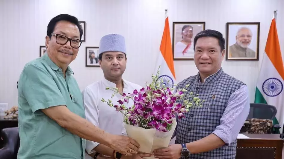 केंद्रीय पूर्वोत्तर विकास मंत्री सिंधिया और Arunachal के मुख्यमंत्री ने विकास परियोजनाओं पर चर्चा की