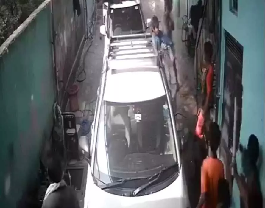 मारपीट का LIVE वीडियो, कांवड़ियों के दो गुट आमने-सामने, पुलिस ने संभाला मोर्चा